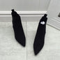 Bottes hautes doublées en cuir souple à talon aiguille de style professionnel.