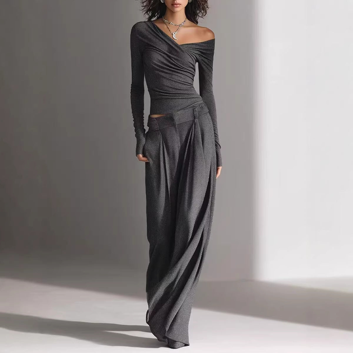Ensemble décontracté pour femme : pantalon et haut à manches longues.
