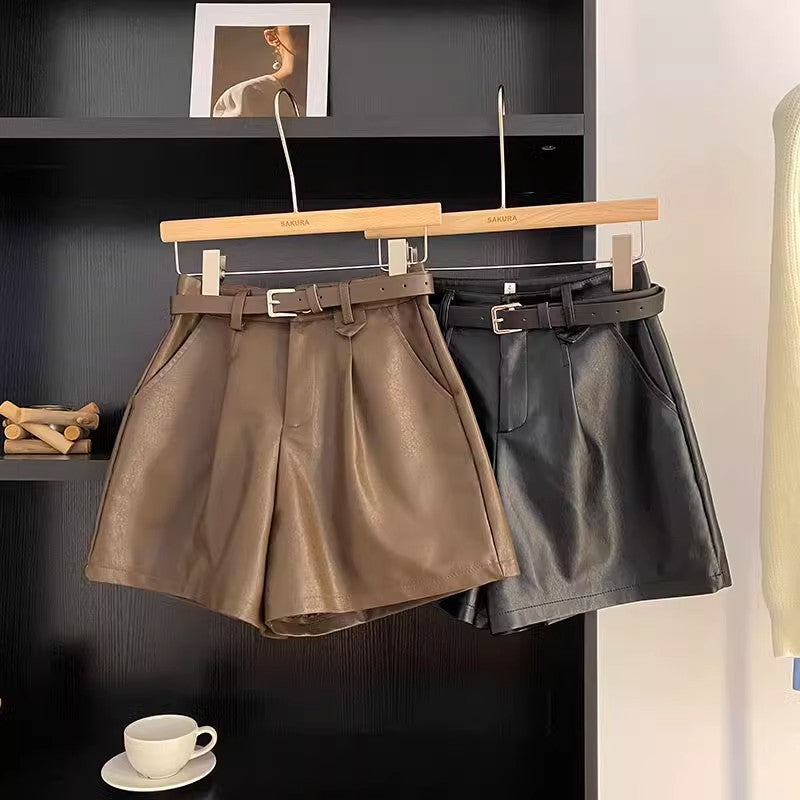 Short en similicuir noir, coupe trapèze, jambes larges